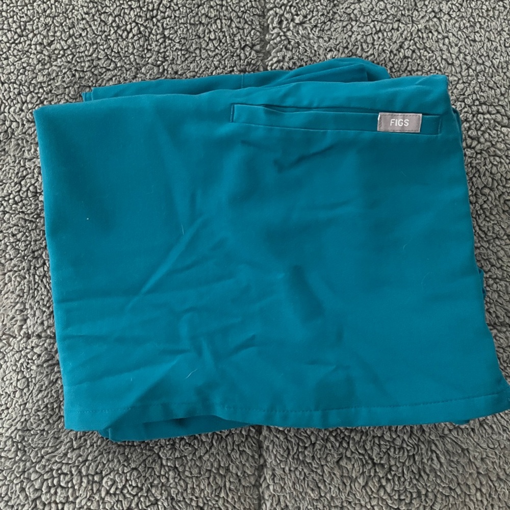 Women’s Figs Large Scrub Pants and Top
